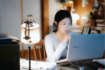 1792218641398518.jpg 《心动制造所》2026韩剧|南志铉×金宰永,保守女职员遇上成人用品公司CEO的爱情喜剧海报或剧照